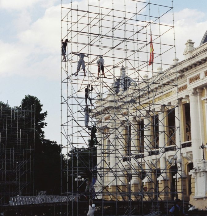 Монтаж на високо фасадно скеле около сграда